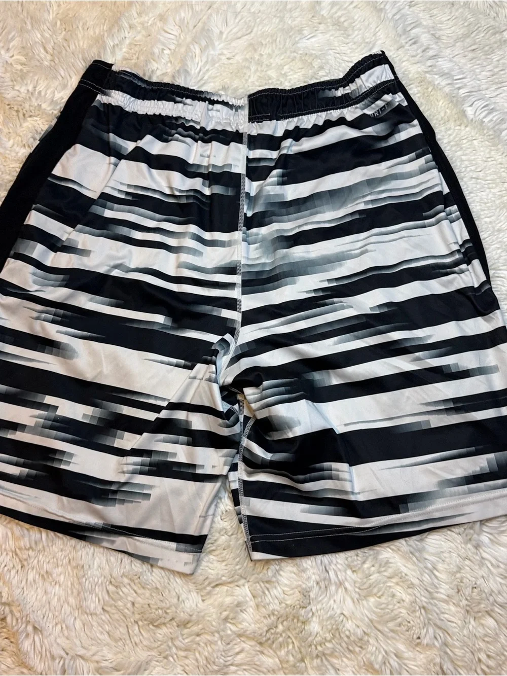 Nike men’s Black/White Striped athletic Shorts size XL no liner 10” inseam
